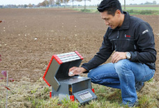 儀德公司受某地方農檢邀請斯派克便攜式光譜儀XRF現場測試土壤樣品